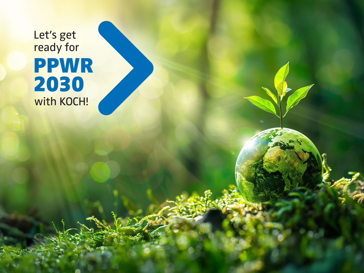 Globus mit wachsender Pflanze und Schriftzug „Let’s get ready for PPWR 2030 with KOCH!“